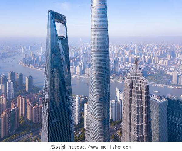 中国上海黄浦江边的摩天大楼山中摩天大楼和高层办公楼的鸟瞰图
